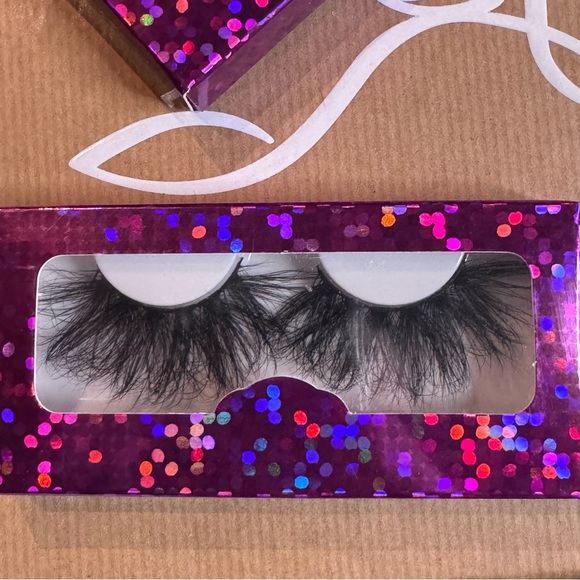 25mm Lashes ✨✨5 LEFT✨✨ - Picture 4 of 4